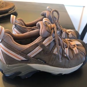 Keen’s hiking shoes size 5
